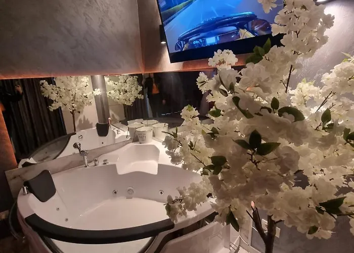 Deluxe Jacuzzi & Baldaquin Apartamento Bucareste