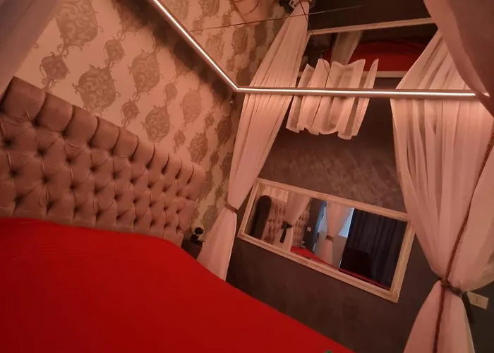 Апартаменти Deluxe Jacuzzi & Baldaquin