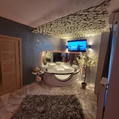 Deluxe Jacuzzi & Baldaquin Boekarest